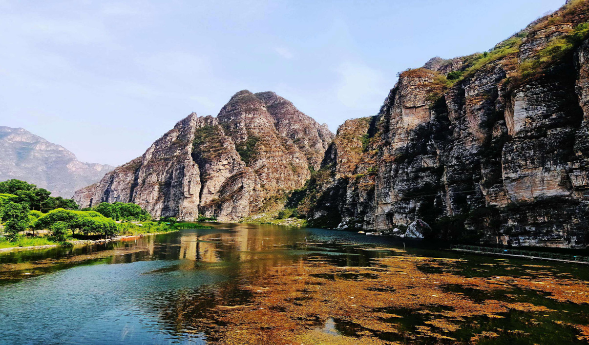 碧水(shuǐ)傍山走  萬仞入雲間