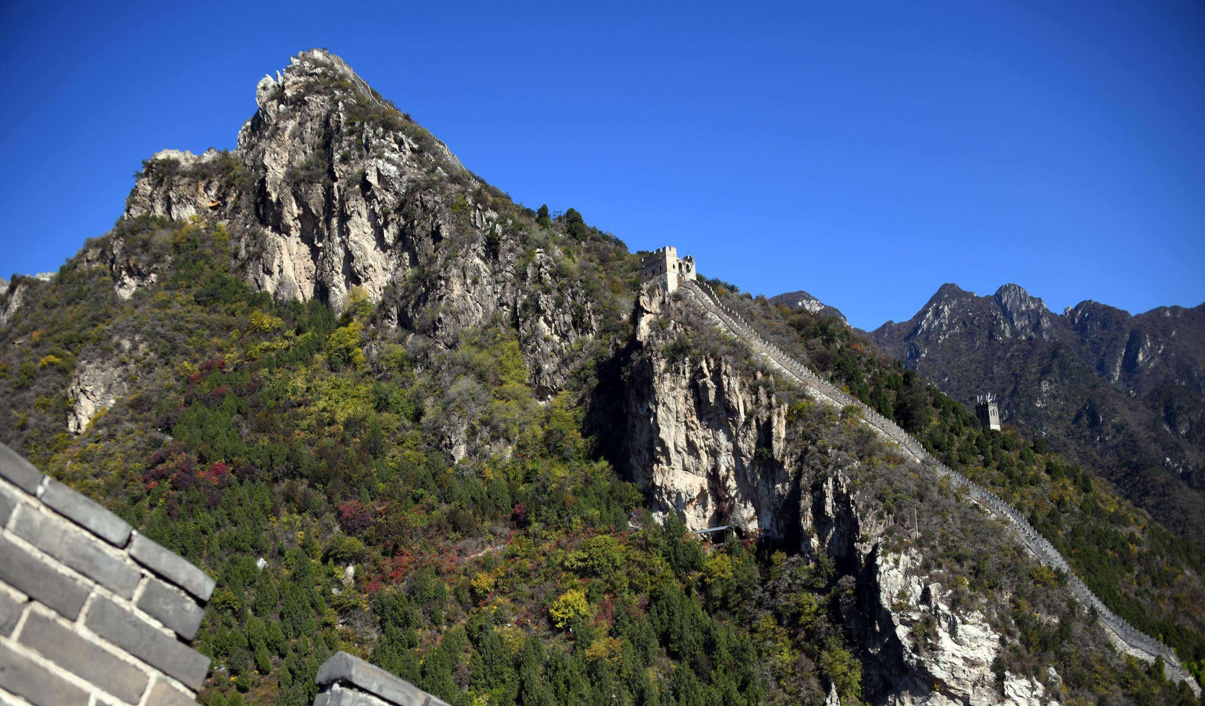 蟠龍鎖鑰關山險  蒼崖古樹雲千點