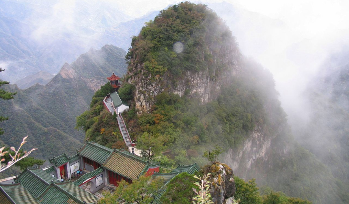 日暖煙(yān)雲起  林(lín)深氣韻間